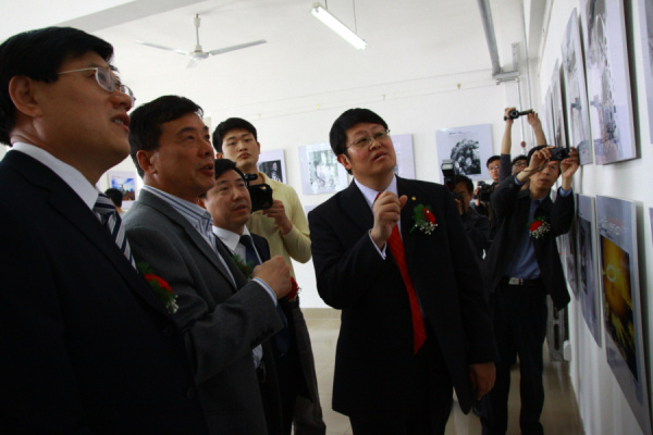 山东省人民政府外宣办主任王世农，山东省政协常委、原省高工委副书记宋焕新和吴思强教授在影展现场
