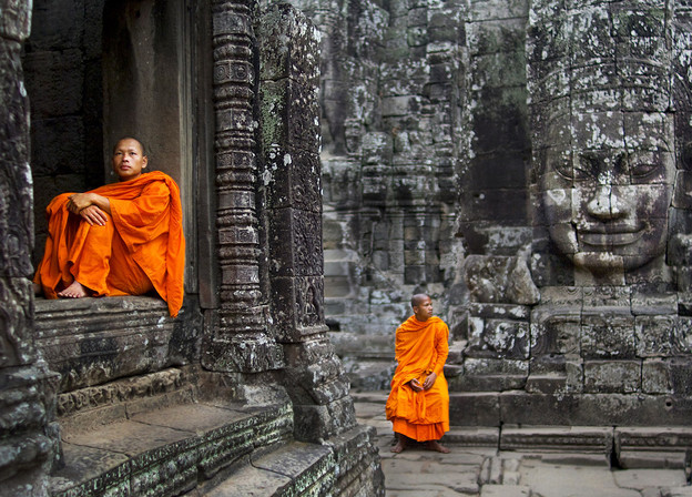 在巴戎寺中休息的僧人，吴哥，柬埔寨