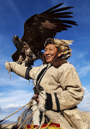 哈萨克族猎人和他的猎鹰，乌列盖，蒙古西部