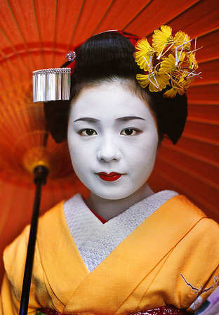 小桃，手持纸伞的艺伎，京都，日本