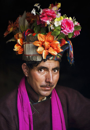 rokpa部落一名身着鲜花饰品的男士，Dahanu谷，拉达克，印度