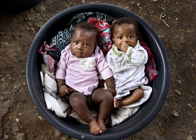 水桶中的婴儿，太子港，海地