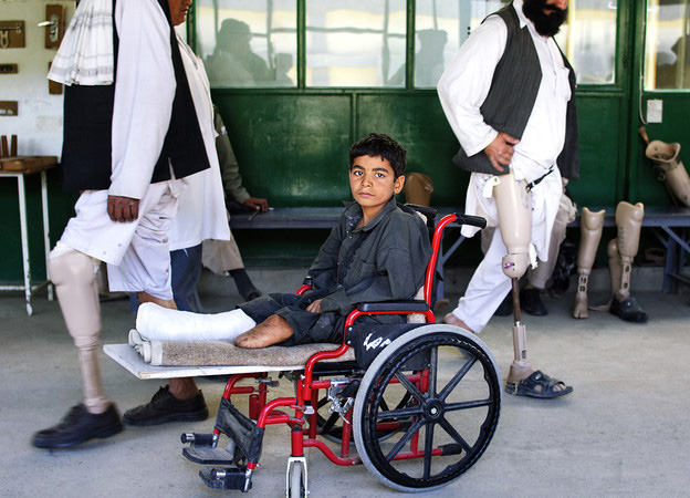 一名在红十字会康复中心等待治疗的小男孩，喀布尔，阿富汗，