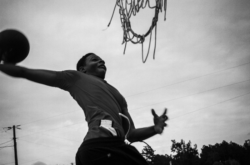 穿过泥土的公路、干涸的河床去冒险