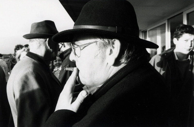 穿过泥土的公路、干涸的河床去冒险