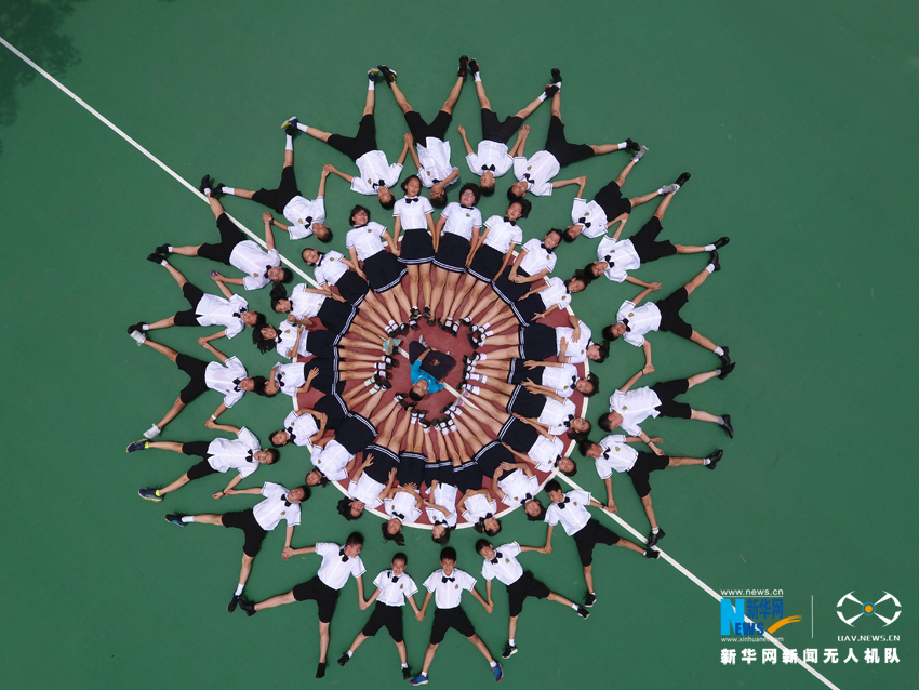 无人机镜头下的毕业照原来是这个样子