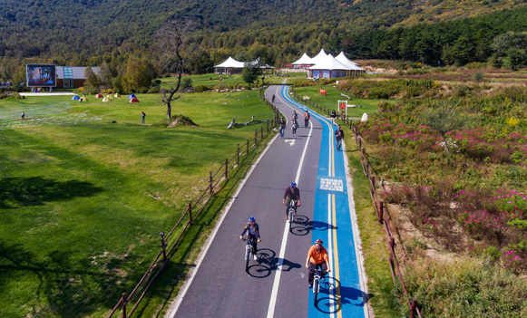 “喜迎党的十九大——航拍中国”活动第三站在海坨山举行