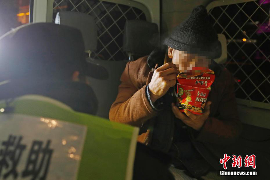 寒潮来袭 上海加大力度救助流浪、乞讨等人员