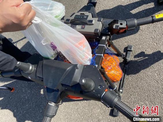 喊话、送物资、远程测温 无人机加入社区防控“阵列”