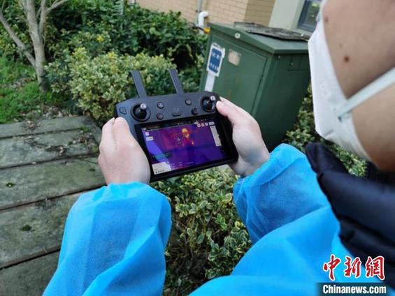 喊话、送物资、远程测温 无人机加入社区防控“阵列”