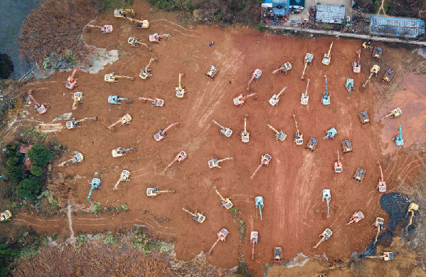 我在现场 | 除夕夜凄冷宁静 火神山热火朝天