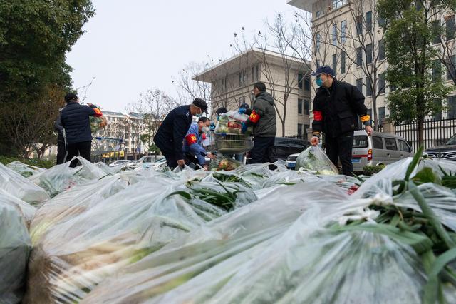 湖北襄阳:半价“蔬菜包”惠民暖心