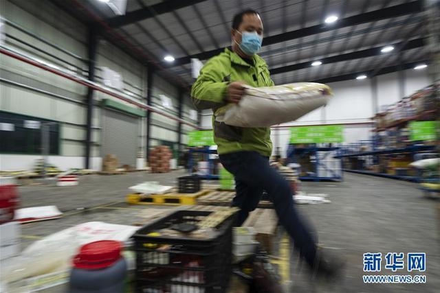 武汉:送菜员“马哥”的一天