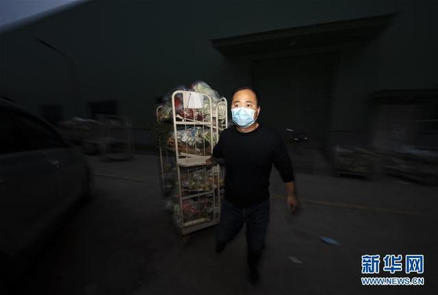 武汉:送菜员“马哥”的一天