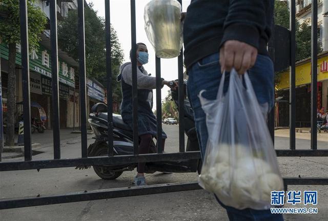 武汉:送菜员“马哥”的一天