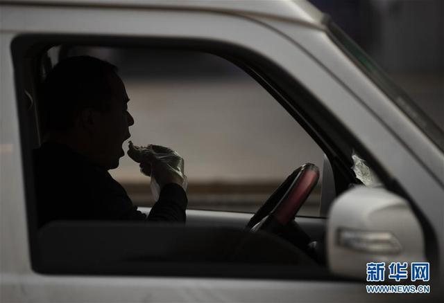 武汉:送菜员“马哥”的一天