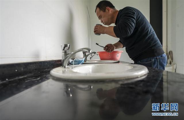 武汉:送菜员“马哥”的一天