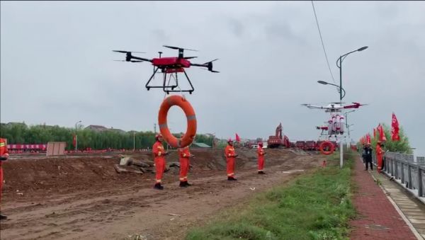 无人机空投救生圈，8分钟搭好一座桥，武汉防汛很硬核