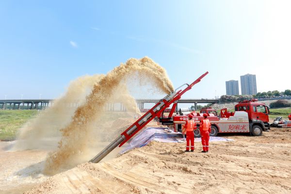 无人机空投救生圈，8分钟搭好一座桥，武汉防汛很硬核