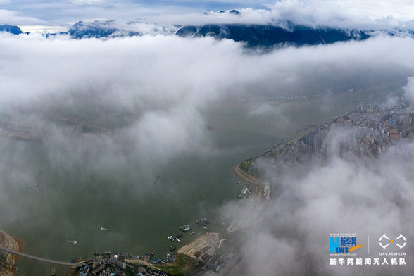 【“飞阅”中国】航拍雨后三峡云雾奇观：青山如黛，云雾如烟