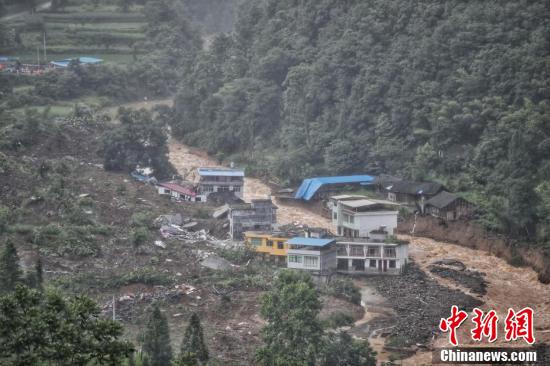 航拍贵州松桃山体滑坡现场 民房受损严重