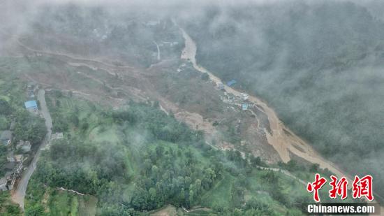 航拍贵州松桃山体滑坡现场 民房受损严重