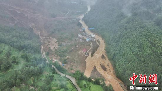 航拍贵州松桃山体滑坡现场 民房受损严重