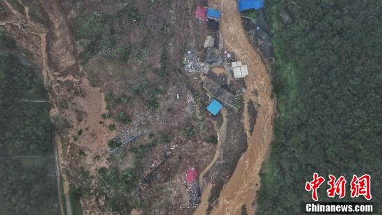 航拍贵州松桃山体滑坡现场 民房受损严重