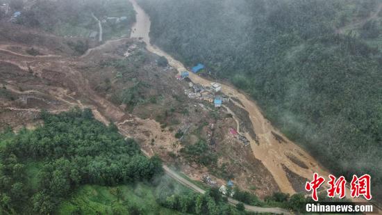 航拍贵州松桃山体滑坡现场 民房受损严重