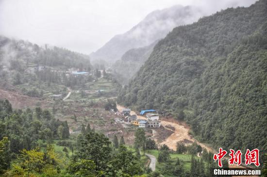 航拍贵州松桃山体滑坡现场 民房受损严重