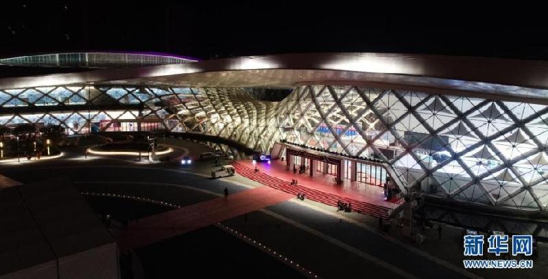 “天空之眼”瞰?？?/></p>

<p>　　这是夜色下的首届消博会举办地海南国际会展中心（5月4日摄，无人机照片）。</p>


<p>
</p><p>　　?？冢枪摇耙淮宦贰敝匾У愠鞘?，也是海南自贸港建设的核心城市，这座有着旖旎自然风光的海滨城市，即将迎来首届中国国际消费品博览会。在“十四五”开局之年，也是海南全面深化改革开放和加快建设自由贸易港关键之年，让我们跟随“天空之眼”瞰?？冢帽鹧氖咏?，欣赏椰城之美。</p>


<p>
</p><p>　　新华社记者 杨冠宇 摄 图片来源：新华网</p>
<p><!-- 分页 --></p>
<p align=