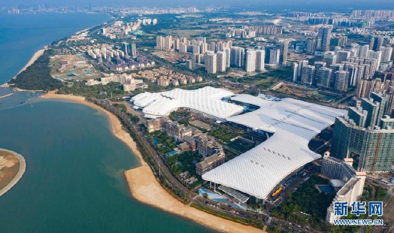 “天空之眼”瞰?？?/></p>

<p>　　这是首届消博会举办地海南国际会展中心（4月30日摄，无人机照片）。</p>


<p>
</p><p>　　海口，是国家“一带一路”重要支点城市，也是海南自贸港建设的核心城市，这座有着旖旎自然风光的海滨城市，即将迎来首届中国国际消费品博览会。在“十四五”开局之年，也是海南全面深化改革开放和加快建设自由贸易港关键之年，让我们跟随“天空之眼”瞰?？?，用别样的视角，欣赏椰城之美。</p>


<p>
</p><p>　　新华社记者 郭程 摄 图片来源：新华网</p>
<p><!-- 分页 --></p>
<p align=