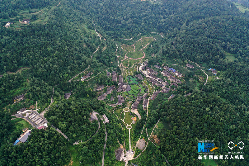 【“飞阅”中国】航拍重庆彭水500年古苗寨 生态?；ふ剐略?/></p>
<p>　　重庆市彭水苗族土家族自治县鞍子镇罗家坨苗寨，面积3.4平方公里，是重庆市规模最大、保存最完好的家族式苗寨，已有500多年历史。近年来，彭水县加大对罗家坨苗寨的?；ちΧ龋媸凳┤司踊肪痴喂こ?，同时在寨内打造了苗族文化、农耕文化、田园文化和稻田文化等4个主题区，让罗家坨苗寨成为集观光、旅游、娱乐、体验、民宿等为一体的乡村旅游地，吸引众多游客前往观光、游玩。新华网发（杨敏摄）</p>
<p align=