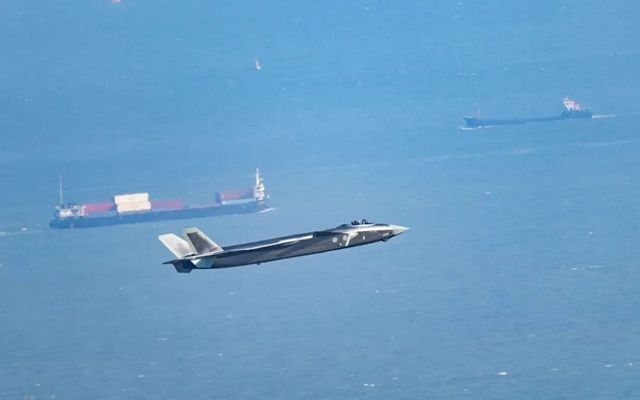 索尼微单：为速度而生，定格航空摄影之美