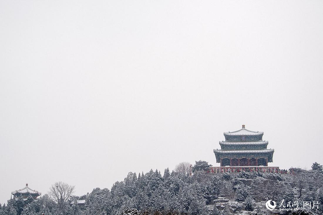 2月13日，景山公园银装素裹，如诗如画。人民网翁奇羽摄