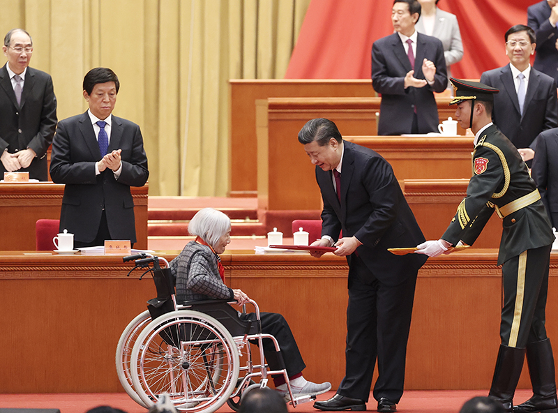 习近平向全国脱贫攻坚楷模荣誉称号获得者颁奖 习近平向全国脱贫攻坚楷模荣誉称号获得者颁奖