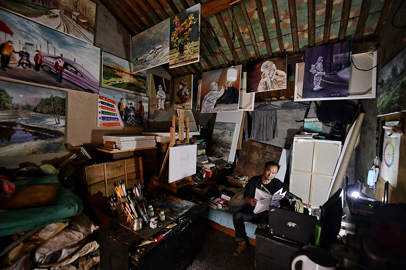 收废品的“陋室画家”:怀揣理想 好梦不怕晚 收废品的“陋室画家”:怀揣理想 好梦不怕晚