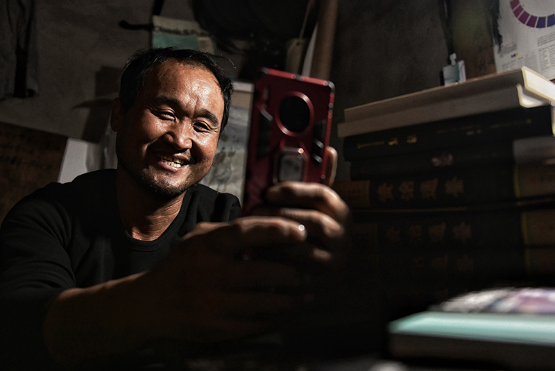 收废品的“陋室画家”:怀揣理想 好梦不怕晚 收废品的“陋室画家”:怀揣理想 好梦不怕晚