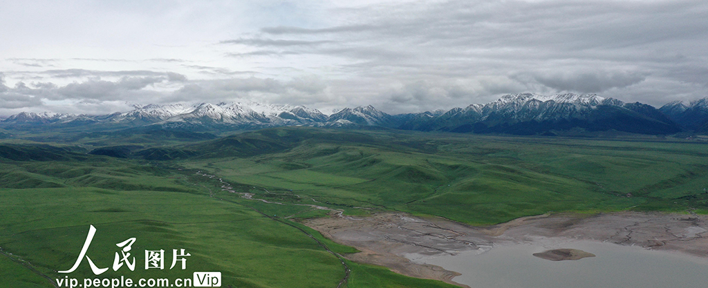 甘肃山丹马?。河旰蟛菰绻馊缁?/></p>
<p>　　2022年7月21日，甘肃山丹马场大草原在一场大雨的洗礼后，气温回升，雪山、草原和马群构成一幅幅美丽的生态画卷。王超摄（人民图片网）</p>
<p align=