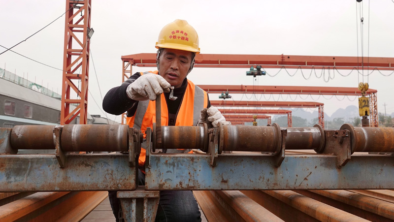 除夕，他们奋战在贵南高铁建设工地