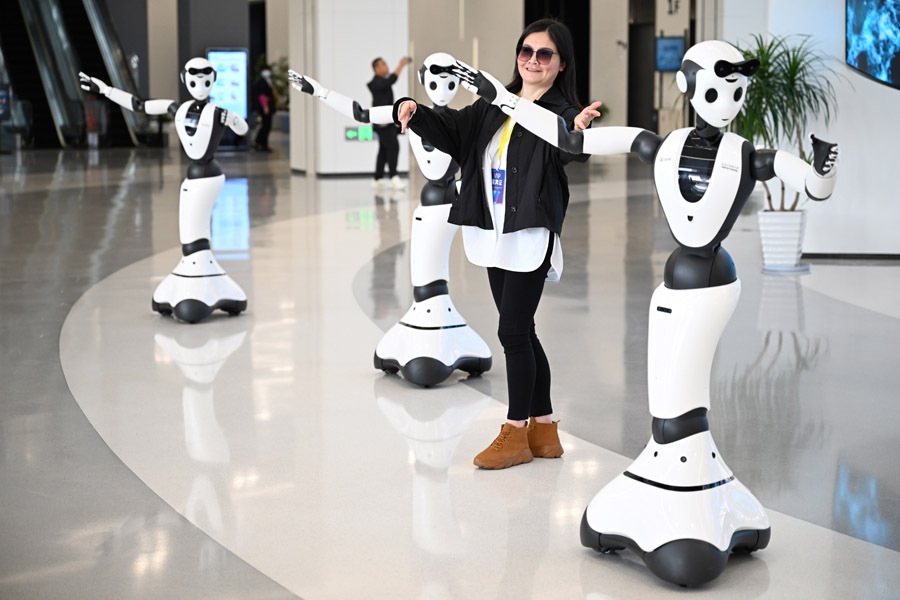 AI 替代人类还是智启未来？