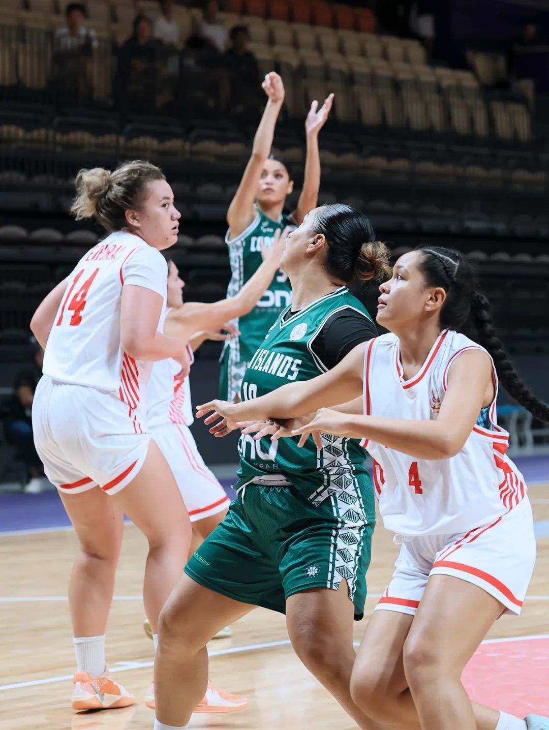 女篮亚洲杯：打球亲姐妹，上场母女兵——库克群岛队中的亲情队员