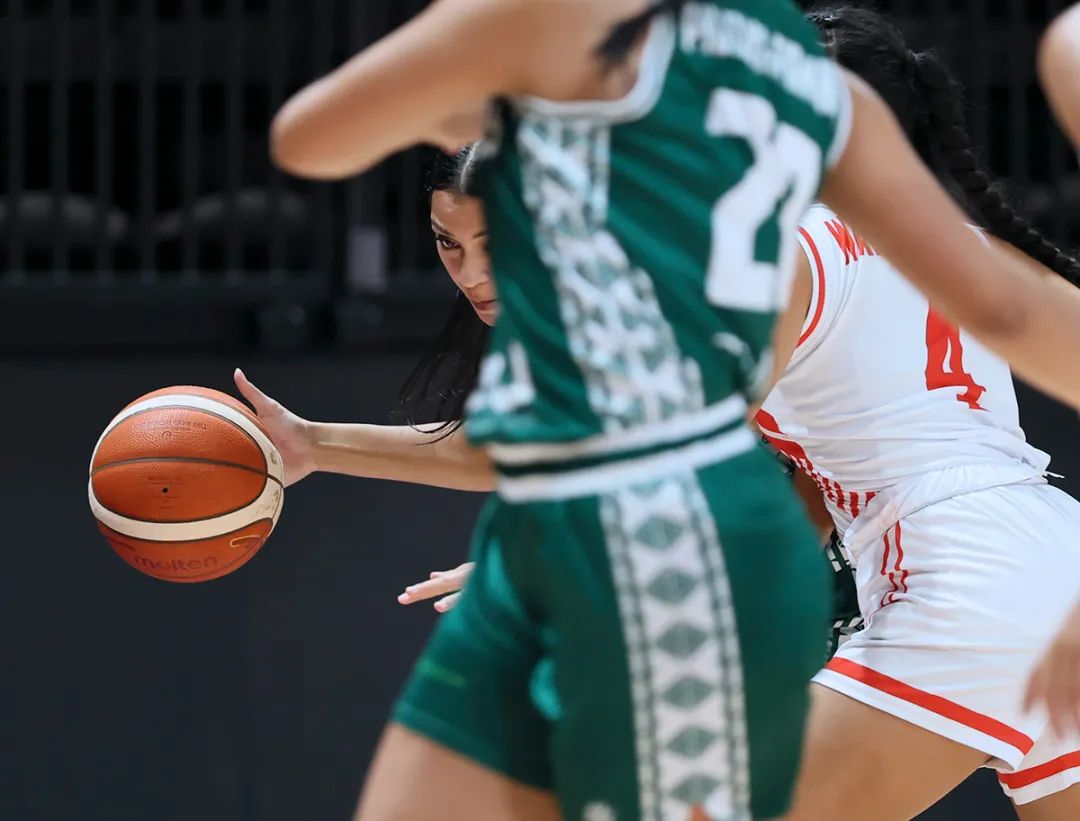 女篮亚洲杯：打球亲姐妹，上场母女兵——库克群岛队中的亲情队员