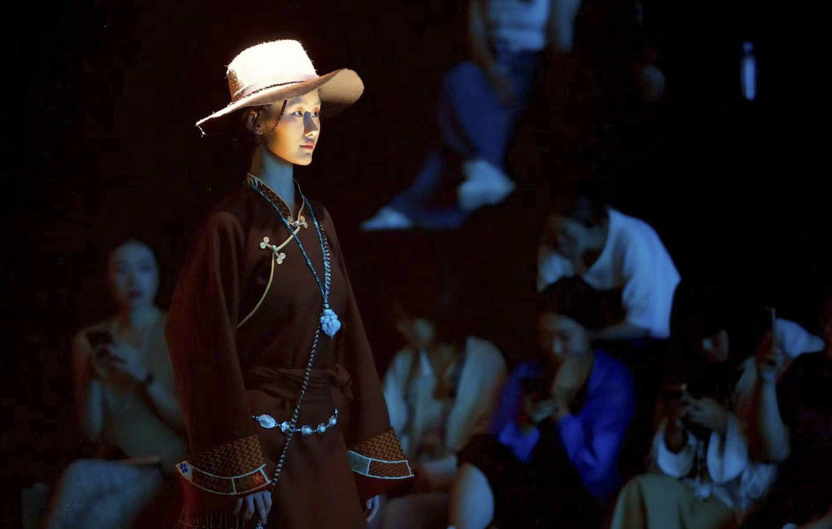 北京时装周:光影与艺术交融的盛宴 北京时装周:光影与艺术交融的盛宴