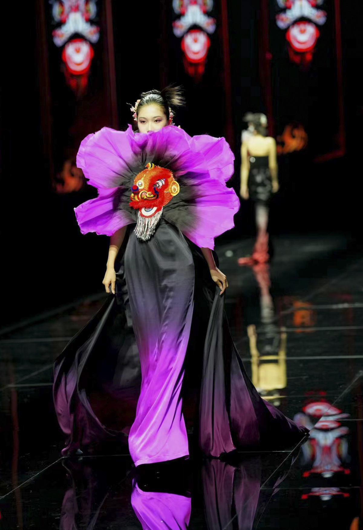 北京时装周:光影与艺术交融的盛宴 北京时装周:光影与艺术交融的盛宴