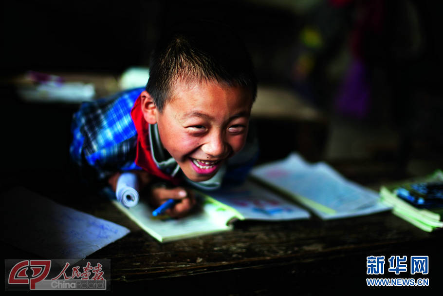 这些孩子大多跟年迈的爷爷奶奶生活在一起，更有一些从小就无依无靠独自长大