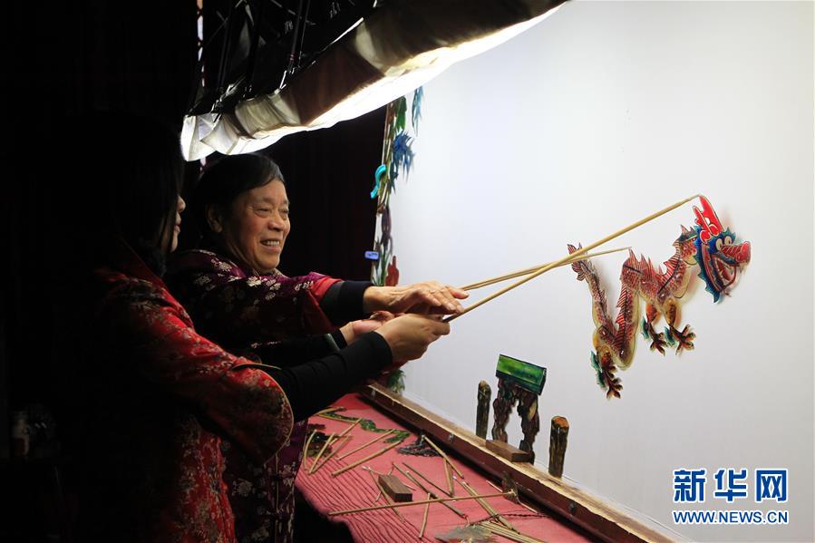 “隔帐陈述千古事，灯下挥舞鼓乐声”——“守艺人”张坤荣的皮影人生
