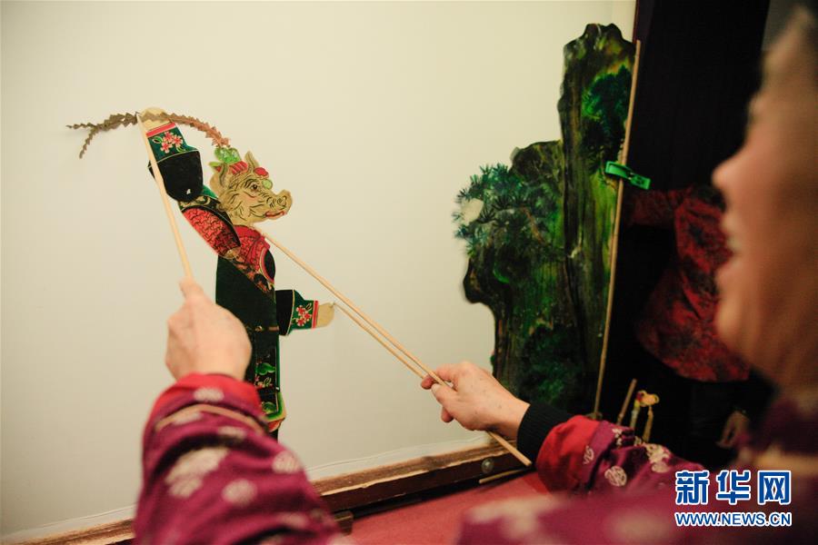 “隔帐陈述千古事，灯下挥舞鼓乐声”——“守艺人”张坤荣的皮影人生