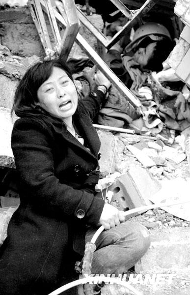 2008年5月13日，四川绵竹市汉旺镇一所在地震中倒塌的中学废墟中，一位母亲在呼唤尽快救出埋在废墟中的儿子。