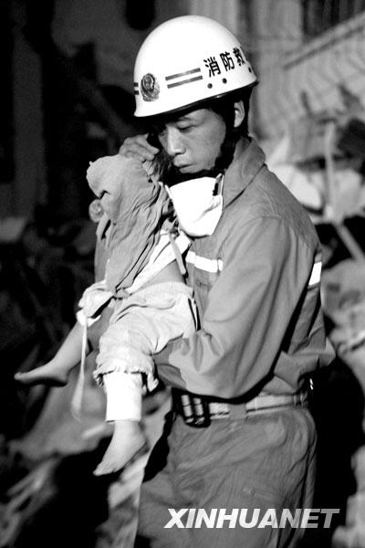 2008年5月14日晚，消防抢险队员在四川绵竹市汉旺镇将1岁女孩沈天奇从废墟中救出。沈天奇和外祖母江义俊在废墟中顽强存活50多个小时后，被消防抢险队员成功救出。